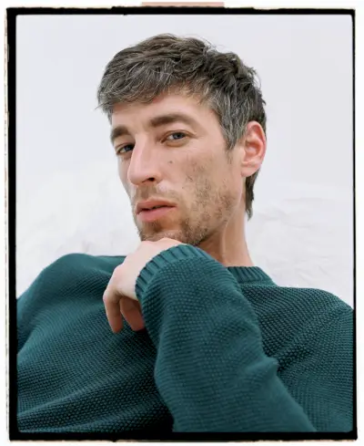 リラックスした雰囲気のジョエル・フランプトンは、アドルフォ・ドミンゲスのテクスチャードセーターを着ています