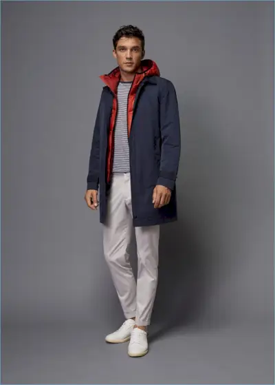 Pereinamojo stiliaus Alexis Petit nešioja Mango Man tranšėją.