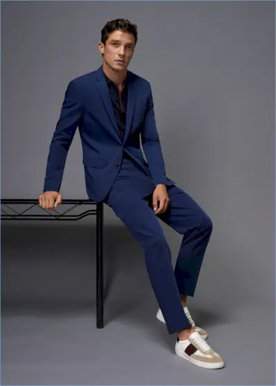 Prancūzų modelis Alexis Petit nori atrodyti elegantiškai, vilkėdamas tamsiai mėlyną Mango Man kostiumą ir juodus marškinius.