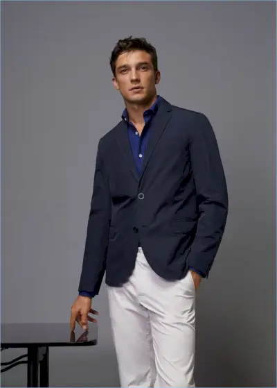 Protinga vizija Alexis Petit dėvi techninio audinio švarką iš Mango Man.