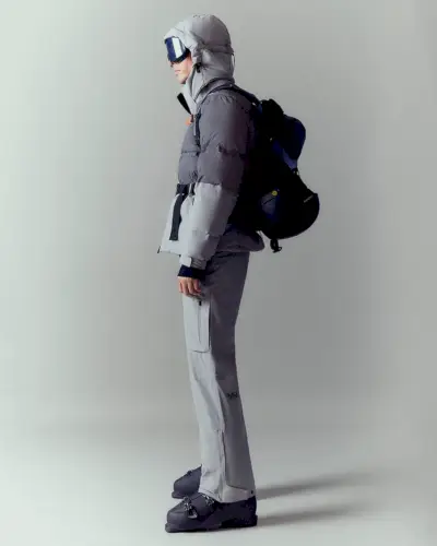 Jivago Santini är redo för berget i sin Aztech Mountain-utrustning, komplett med en teknisk skidjacka och byxor, redo för nästa äventyr med en rejäl ryggsäck i släptåg.