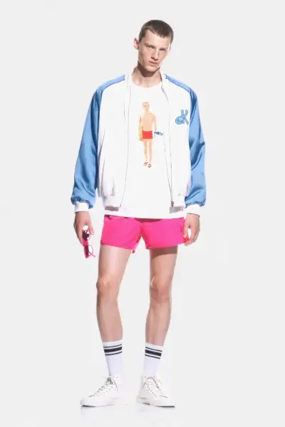 Esportista, Braien Vaiksaar veste jaqueta bomber reversível com efeito acetinado, camiseta, shorts e tênis de cano alto da coleção Zara x Barbie.