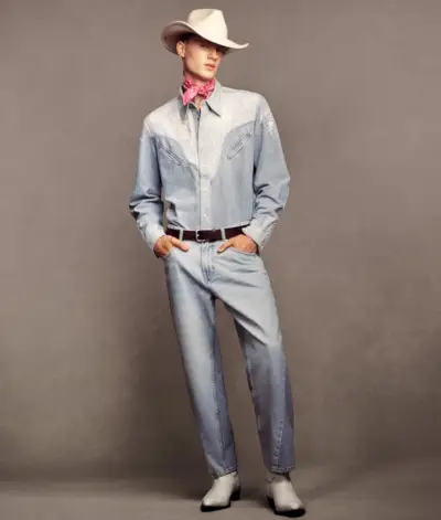 Braien Vaiksaar canaliza seu Ken interior em um look cowboy da coleção Zara x Barbie, que consiste em uma camisa western, jeans colorblock e botas de cowboy.