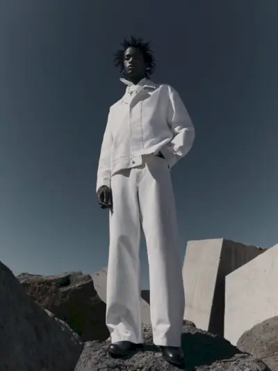 Zakaria Dau modela un look completamente blanco de la colección Zara Edition primavera-verano 2023.