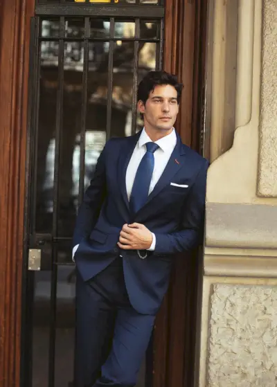 エデュ・ロマンはホッカティのネイビースーツを着ています