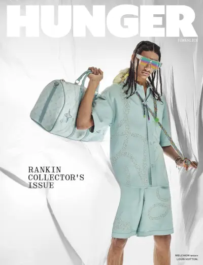 Modelis Melhiors uz žurnāla Hunger vāka velk monohromatisku dizainera tērpu no Louis Vuitton.