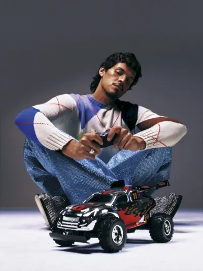 VMAN najame Omarja Apolla za fotografiranje v obleki Loewe za svojo izdajo pomlad-poletje 2024.