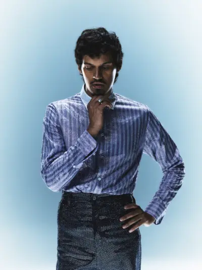 Pevec Omar Apollo izstopa v obleki z bleščicami znamke Loewe za VMAN.