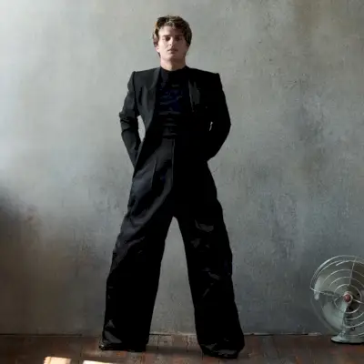 L'attore Joe Keery abbellisce le pagine di WWD Weekend.