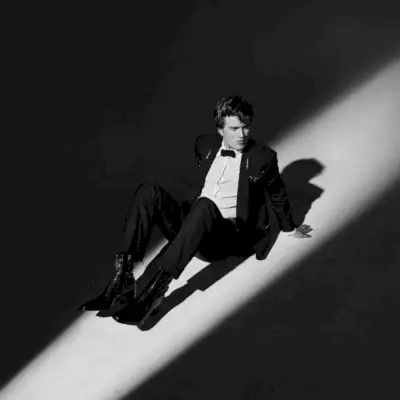 Vestito per stupire, Joe Keery indossa un abito Gucci con una camicia Officine Générale, un papillon Thom Browne e stivali Bally.