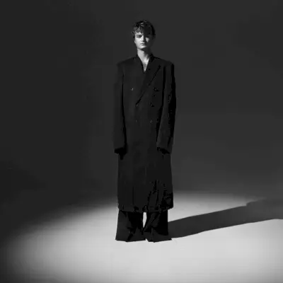 Abbracciando la tendenza oversize, Joe Keery indossa cappotto e pantaloni Balenciaga.