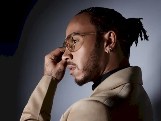 Rankin photographie Lewis Hamilton dans un manteau Prada et des lunettes Police pour Corriere della Sera Style.