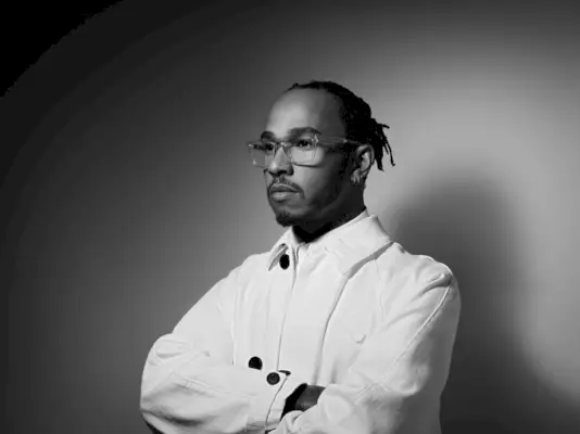 Apparaissant sur une photo en noir et blanc, Lewis Hamilton pose pour un reportage du Corriere della Sera Style.