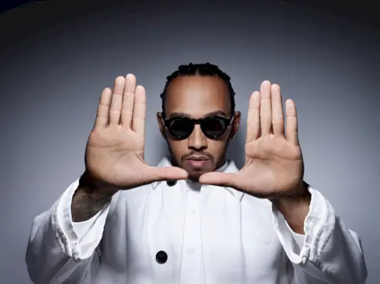 Au premier plan, Lewis Hamilton apparaît dans une séance photo pour le dernier numéro du Corriere della Sera Style.