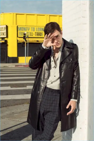 Con un abrigo de cuero y prendas a medida, Josh Beech viste las marcas Lanvin y Valentino.