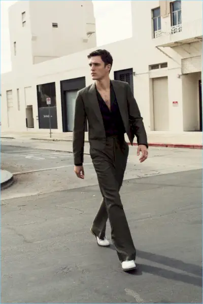 Josh Beech sale a las calles de Los Ángeles con Bottega Veneta.