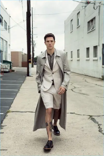 Al frente y al centro, Josh Beech viste a Canali y Valentino.
