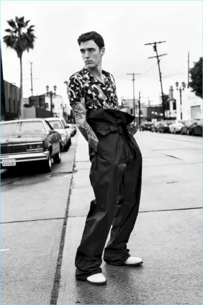 En una fotografía en blanco y negro, Josh Beech luce un look primaveral de Bottega Veneta.