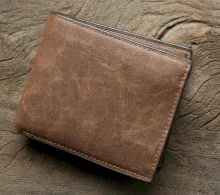 Fundo de madeira de carteira de couro marrom