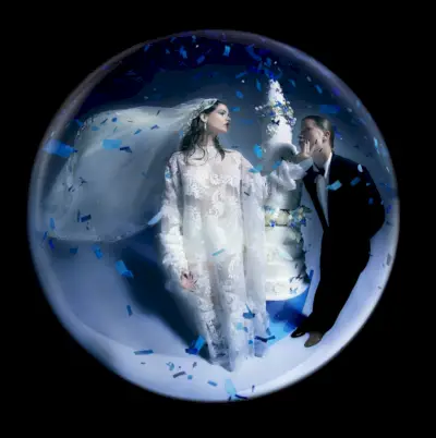 Pozuodamas vestuvine išvaizda, Dylanas Sprouse'as vilki Louis Vuitton, kai prisijungia prie Barbaros Palvin.