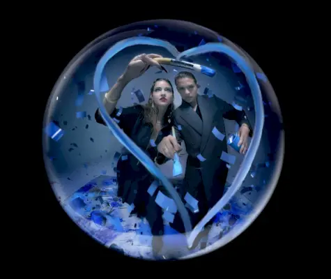 Barbara Palvin ir Dylanas Sprouse nešioja Fendi su Tiffany & Co papuošalais.