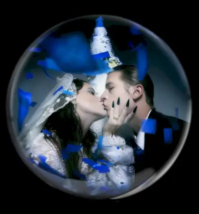 Pora Dylanas Sprouse'as ir Barbara Palvin švenčia savo sužadėtuves su V Magazine.