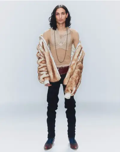 בוהו-שיק פוגש קצה אורבני בחולצה שקופה, ז'קט פרווה מלאכותית ומגפי בוקרים ל-Chap Monday