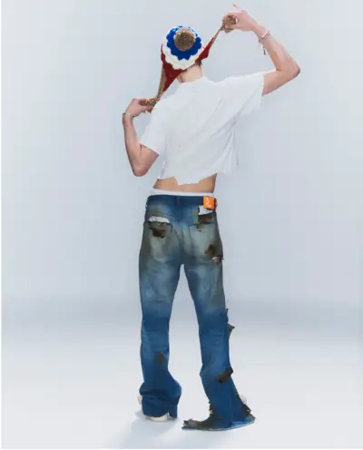 השפעות בוהמייניות מופיעות עם ג'ינס קרועים וכופת סרוגה תוססת ל-Chap Monday