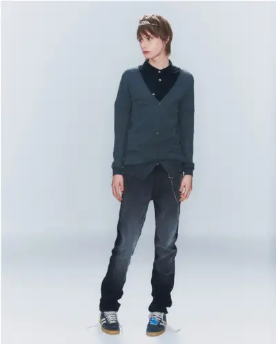 אלגנטיות גראנג' סתמית נתפסת עם קרדיגן אפור, ג'ינס במצוקה ונזר ב-Chep Monday