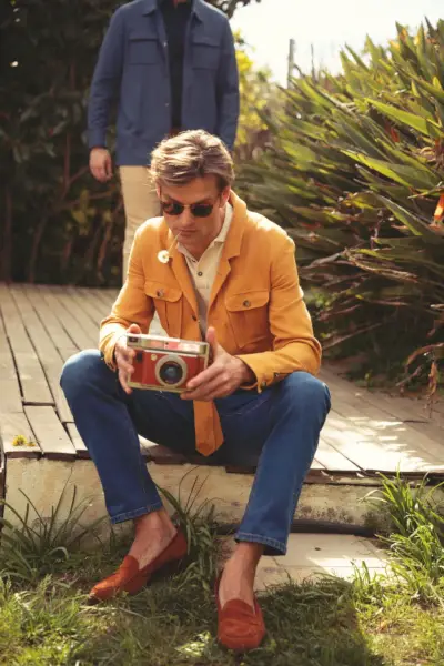 ジョージ・ポールはホッカティ・メイド・トゥ・メジャーのジーンズを履いています。