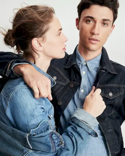 Os modelos Crista Cober e Jacob Bixenman ostentam os mais recentes estilos de jeans da Gap.