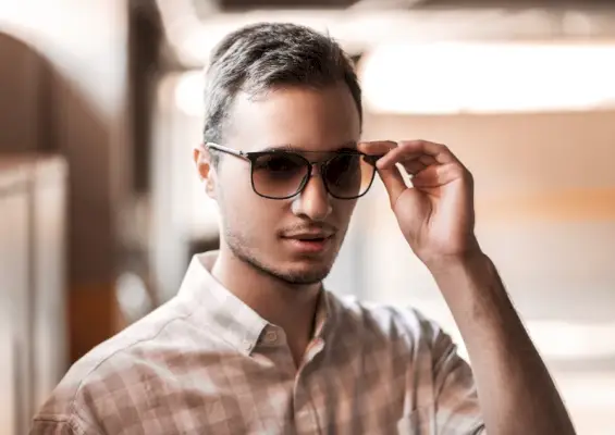 Occhiali da sole con barra sopraccigliare a doppio ponte