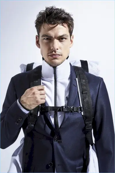 Vpředu a uprostřed Filip Wolfe modeluje teplákovou bundu POLO Ralph Lauren se sakem Tiger of Sweden.