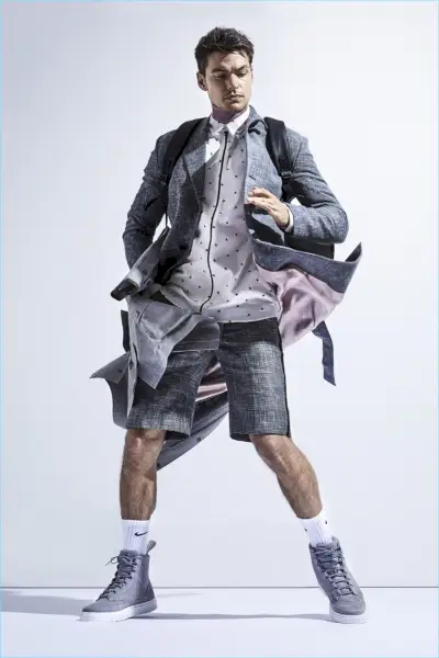 Filip Wolfe si ve studiu oblékl kabát Stephen F a kraťasy s bundou POLO Ralph Lauren. Filip také nosí rolák WhyRed, ponožky Nike, top Dr Martens a vysoké tenisky Zara.