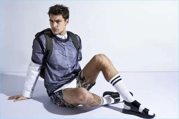 Odpočinkový Filip Wolfe nosí top H&M Studio s košilí Wood Wood, Nikolaj D