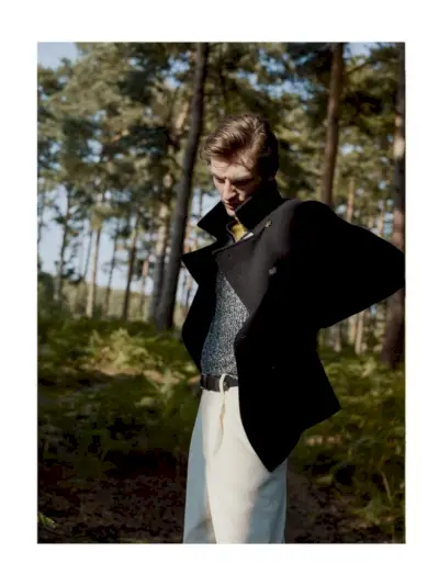 Uzvelkot gludu pāvu, Finnlay Davis valkā Loro Piana stilu.