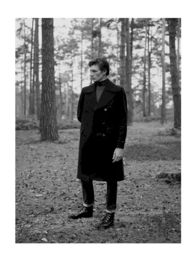 Militārajā stilā Finnlay Davis valkā Belstaff divrindu polsterētu vilnas maisījuma virsjaku.