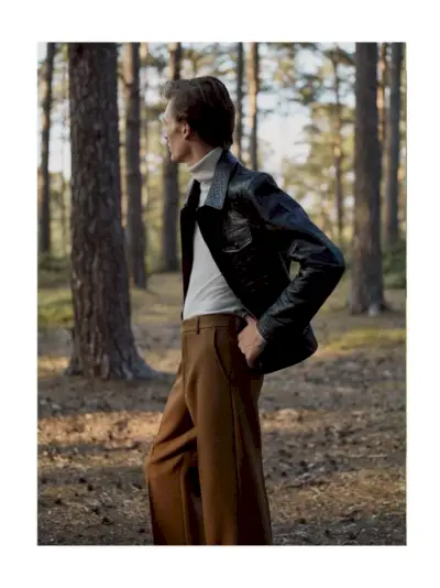 Sazinoties ar Portera kungu, Finnlejs Deiviss uzvelk Tom Ford slaidu kroka efekta ādas jaku.