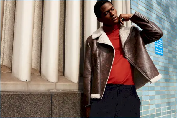 Gatavs jaunajai sezonai, Hamids Onifade velk Zara mākslīgās ādas jaku. Viņa izskatu papildina sarkans bruņurupucis un velveta bikses.