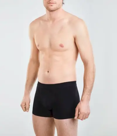 Črno spodnje perilo povprečne postave