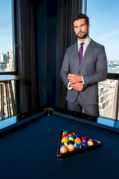 월터 새비지(Walter Savage)가 엔조 커스텀(Enzo Custom)의 양복을 입었습니다.