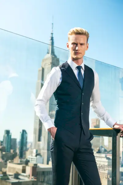 알렉산더 요한슨(Alexander Johansson)은 세련된 양복 조끼, 셔츠, 바지를 입은 엔조 커스텀(Enzo Custom).