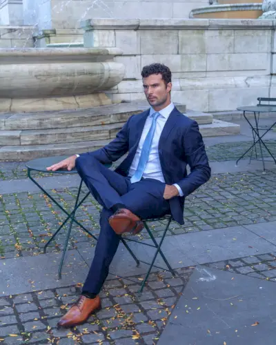 인상적인 옷을 입은 Walter Savage는 Enzo Custom의 파란색 슈트를 모델로 삼았습니다.