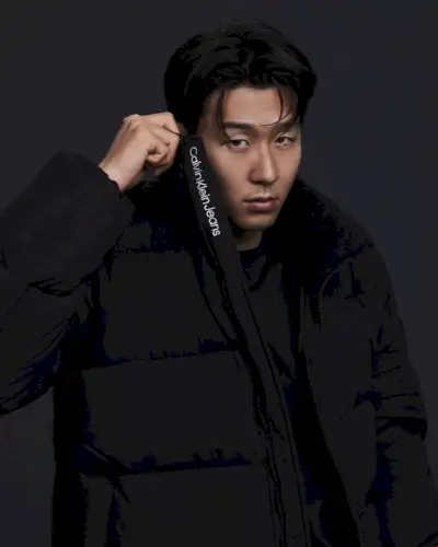 Syn Heung-min si oblékl jeansovou bundu Calvin Klein.