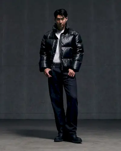 Son Heung-min pózuje na portrétu a obléká si bundu Calvin Klein s bílým tričkem a džíny.