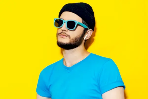 Bărbat stilat Căști fără fir Cămașă albastră Ochelari de soare Beanie