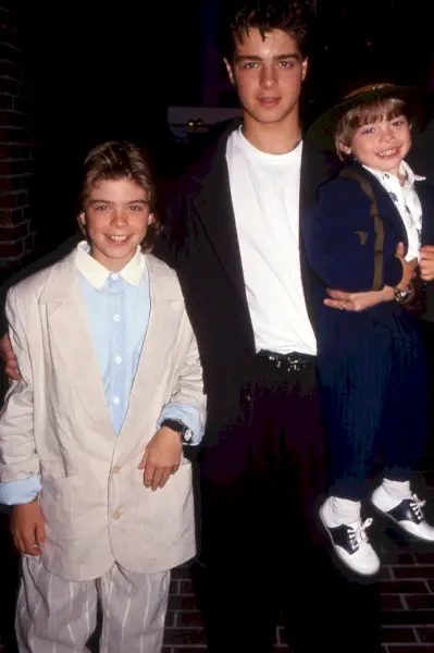 Frații Lawrence; Matthew, Joey și Andy curăță în costume supradimensionate, în jurul anului 1990.