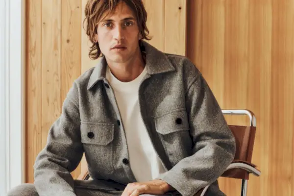 Sam Lammar volí tričko volného střihu z H&M v kombinaci s tričkem pro uvolněný vzhled.