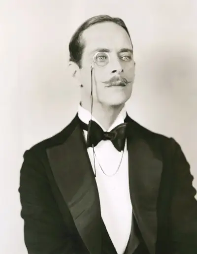 Muszka była popularnym dodatkiem w latach dwudziestych XX wieku.