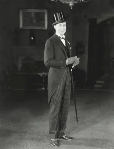 Pan młody w dniu ślubu ubrany w formalny garnitur z cylindrem i rękawiczkami.